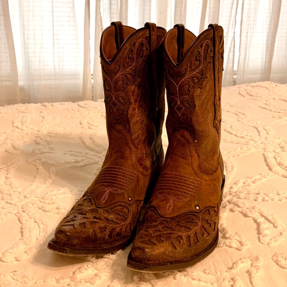 Beautiful Leather Ariat Cowgirl Boots